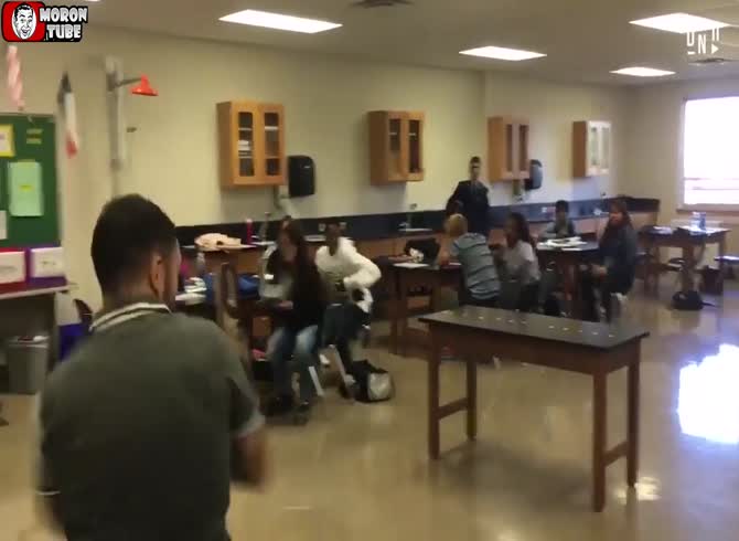 Video :Young Asians are attacked by a bunch of youth
